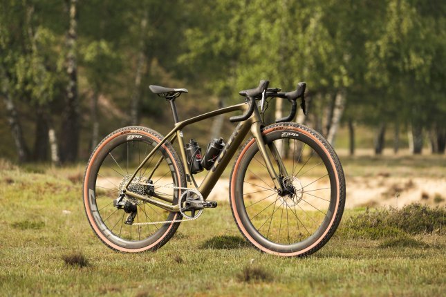 Ein Look-Gravel-Bike mit Zipp-Laufrädern steht auf einer Wiese