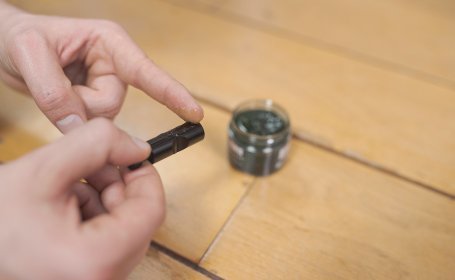 1. Klemmkeile Montagepaste versehen