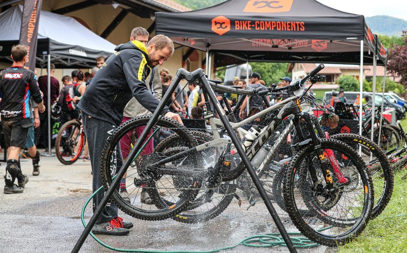 Bikes werden gesäubert