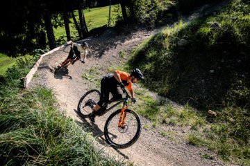 Zwei EVIL Bike Fahrer in voller Fahrt in einer Kurve