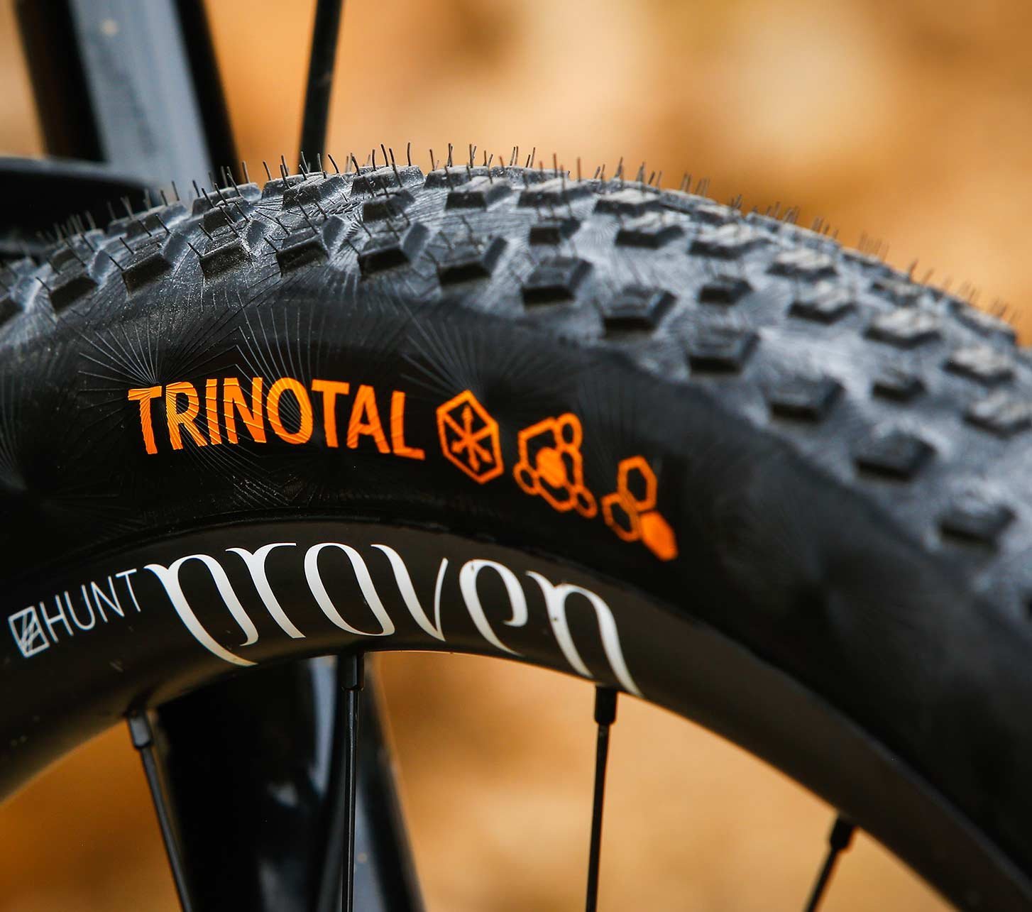 Nahaufnahme eines Continental Trinotal Mountainbike-Reifens mit grobem Profil an einem Fahrrad im Gelände