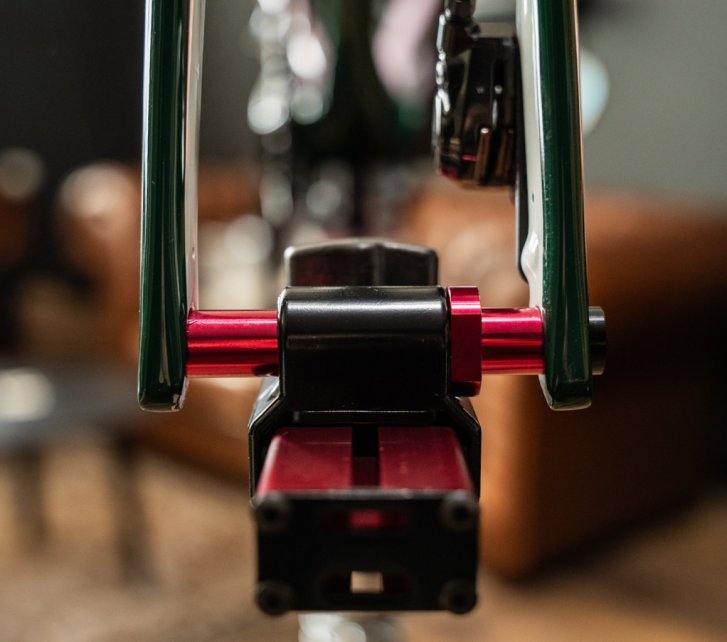 El soporte de la horquilla se puede ajustar individualmente y, gracias a los distintos adaptadores, es apto para todos los estándares de ejes. 