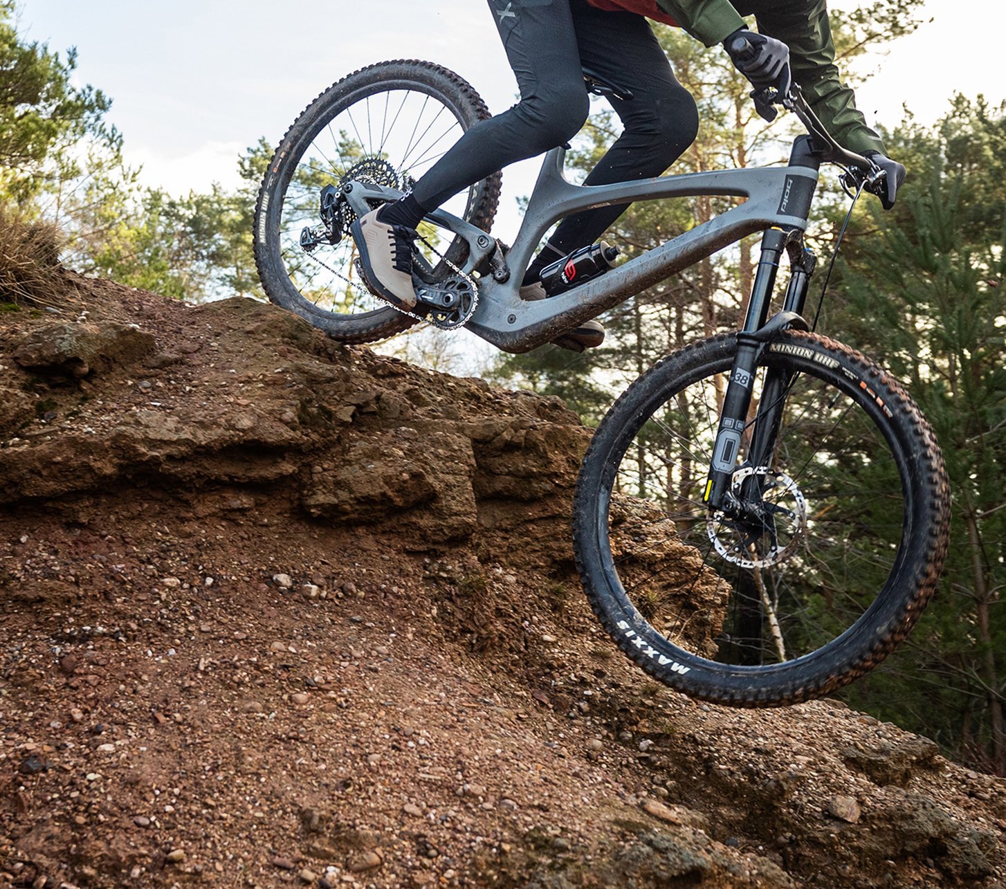 Ein Biker fährt auf einem bold Linkin 135 Pro Mountainbike durch den Wald