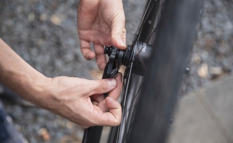 Im Anschluss wird der Stecker vorbereitet – er ist formschlüssig und kann nur in einer Richtung eingesteckt werden.