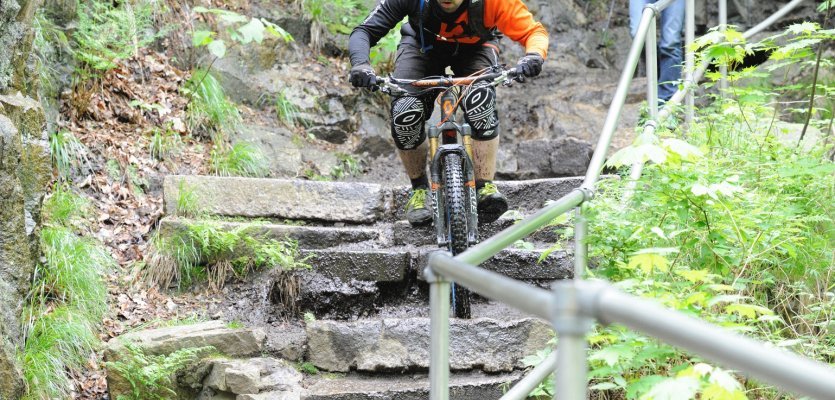 Wanderer überholt und mit dem Genius LT die Treppen abwärts