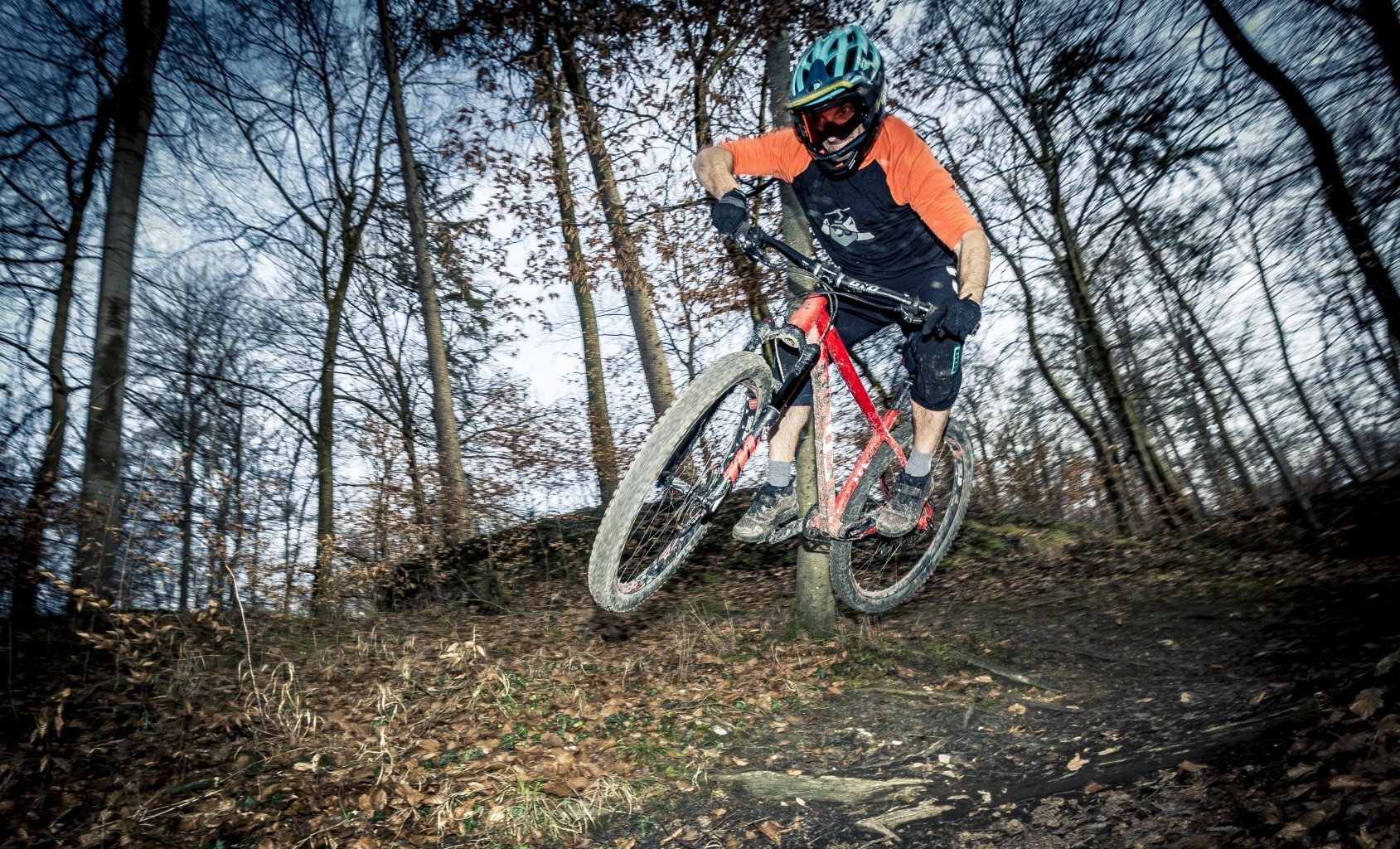 Mountainbiker Sprung Wald