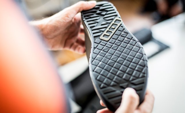 Schuhe mit einer sehr griffigen Sohle sorgen für optimalen Halt auf Flatpedals.