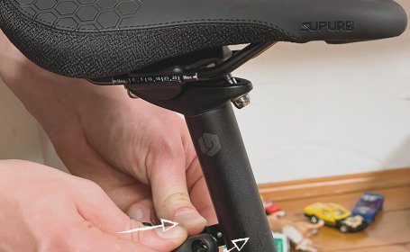 1. Die Schraube mit einem Kreuzschlitz-Schraubendreher entfernen und Plastikklemme um die Sattelstütze schieben