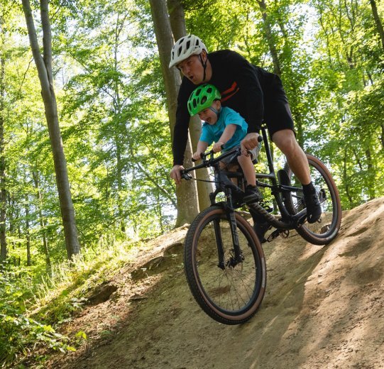 Le siège pour enfant Shotgun est également un excellent moyen d'initier ton enfant au cyclisme tout-terrain.