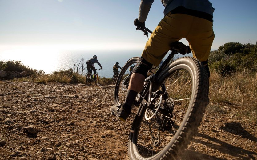 A menudo, ni siquiera te sientas en el sillín cuando practicas ciclismo de montaña...