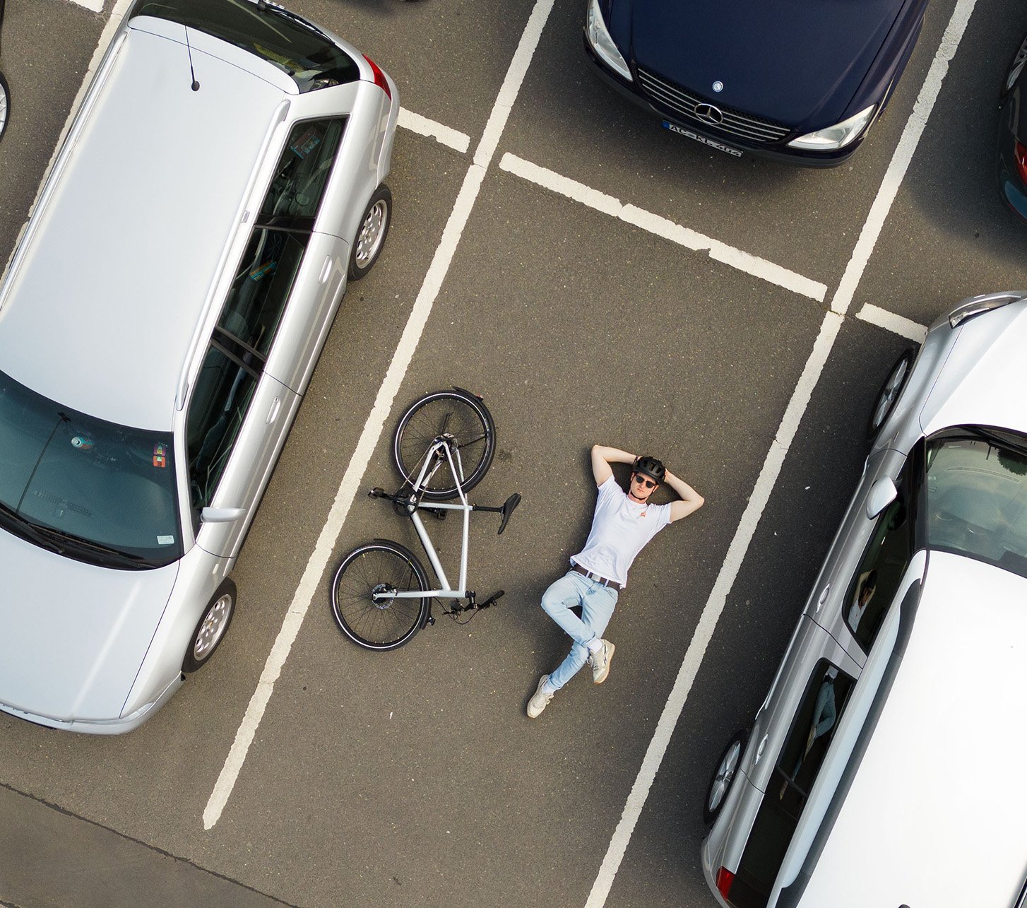 Student liegt lässig neben seinem Vortrieb Modell 1.2