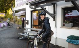 Jan von bc mit Dreck-Spritzern übersät nach Zieleinlauf. Er blickt zurück in die Kamera.