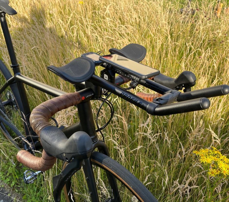 A bc original Flint is equipped with a Profile handlebar attachment. An SP Connect mount for a smartphone is attached to it. 