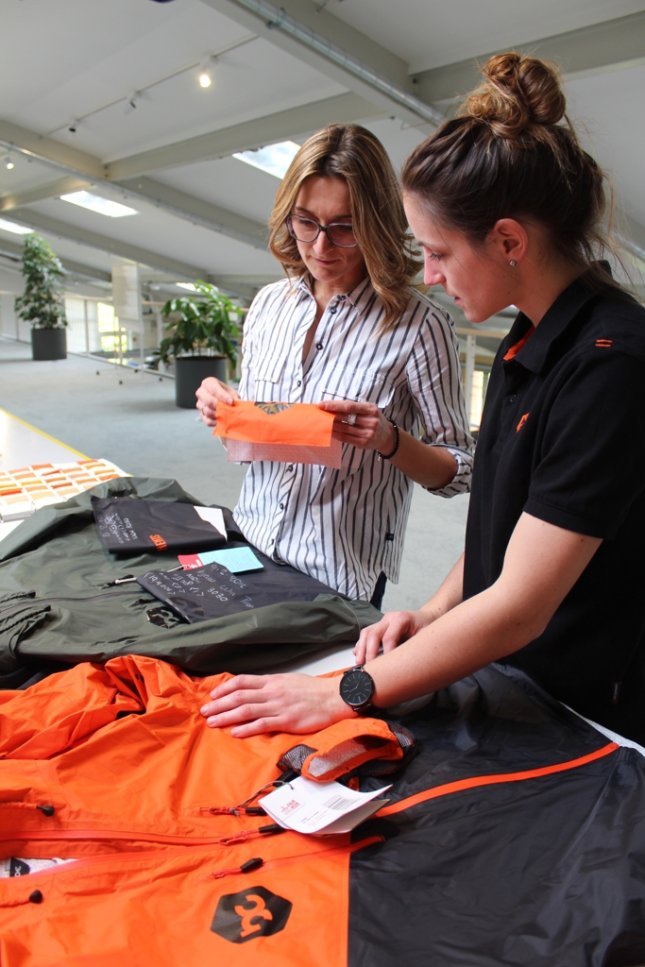 links: Produktmanagerin Claudia von VAUDE, rechts: Brandmanagerin Julia von bc