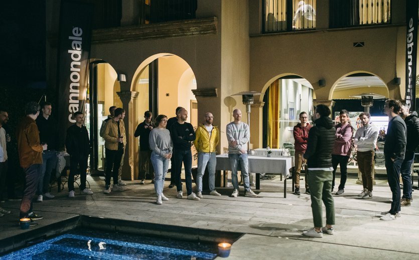 Los socios de Cannondale se reunieron en el patio de un hotel para asistir a la presentación de la nueva Cannondale SuperSix EVO. 