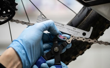 Cerrando el cierre de cadena con la ayuda de una pinza de eslabones de cadena.