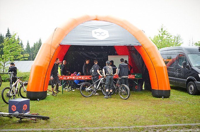 bike-components Zelt im Start Ziel Bereich bei der Trailtrophy Breitenbrunn