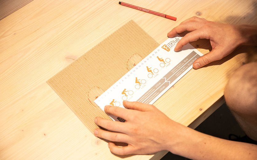 Measure the distance between the two crosses using the enclosed ruler. The result is your sit bone distance.