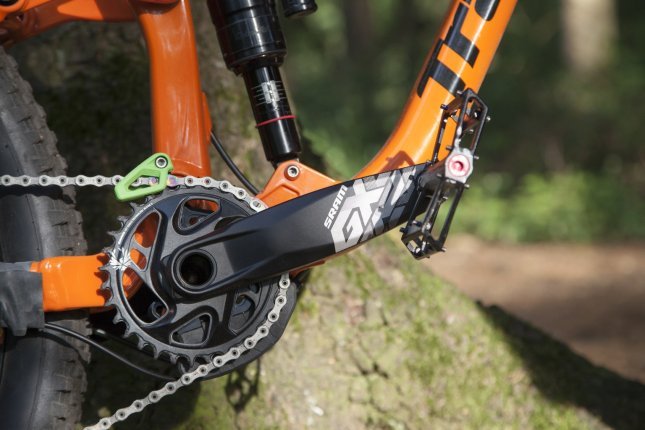The forged aluminium crank arms vouch for durability.