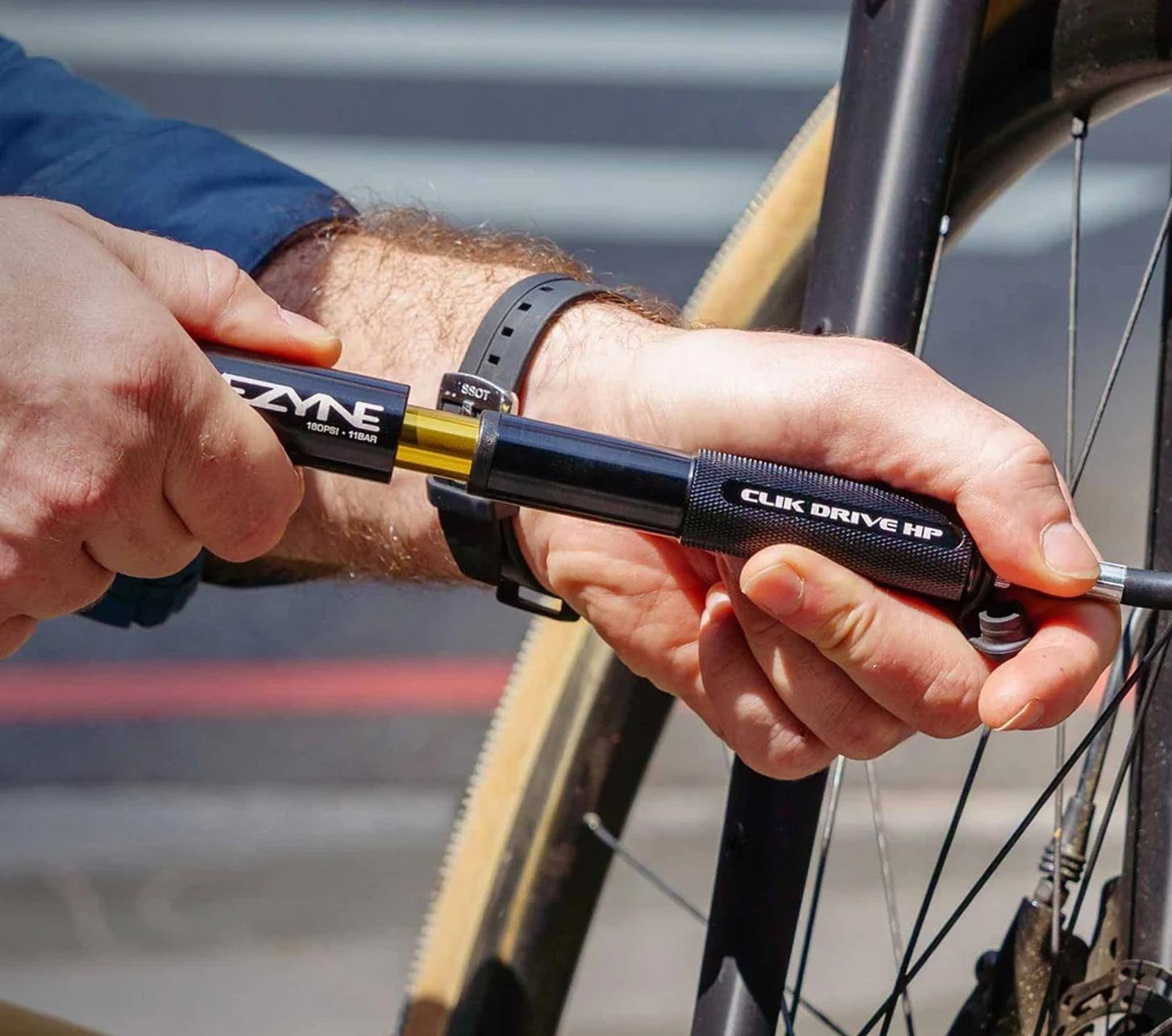 Pompe vélo Lezyne Clik Drive HP utilisée sur une roue avec valve Presta.