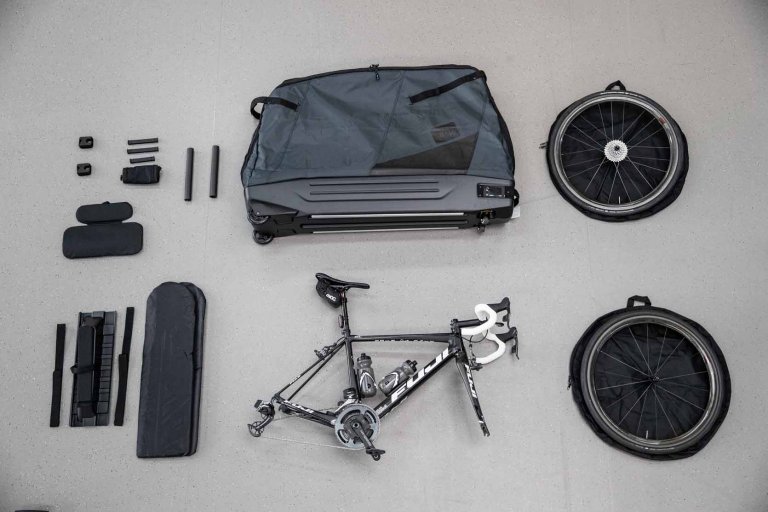 The B&W Bike Bag II combines the flexibility and lightness of a bag with the stability of a hard case.