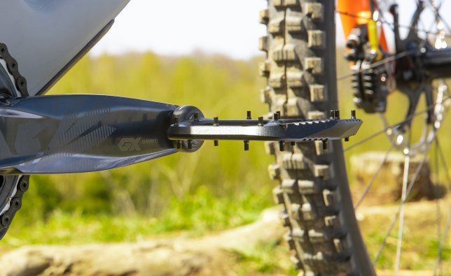 En el sector de MTB, los pedales son cada vez más planos. La ventaja: la proximidad del pie al eje del pedal y una mayor distancia al suelo.