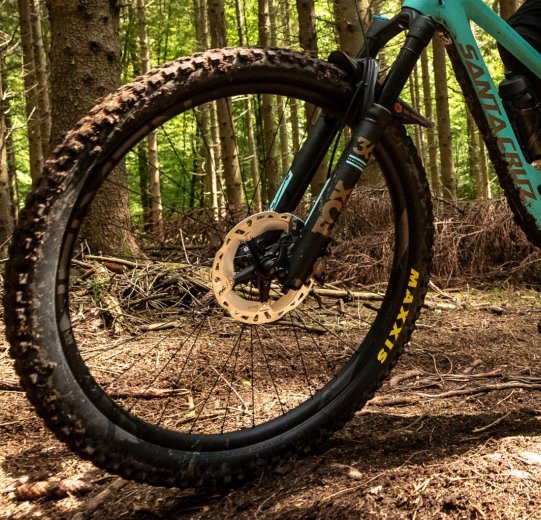 Ou plutôt d'un frein à disque ? Les jantes pour freins sur jante peuvent certes être utilisées pour un set de roues à disque. Cependant, à l'inverse, les jantes Disc ne sont pas compatibles avec les freins sur jante.