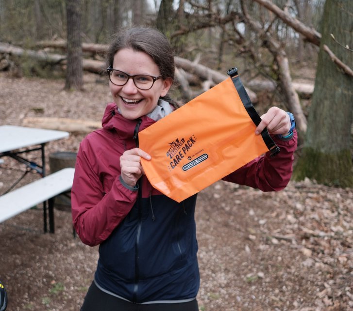 Linda mit dem Candy B. Care Pack von Ortlieb.