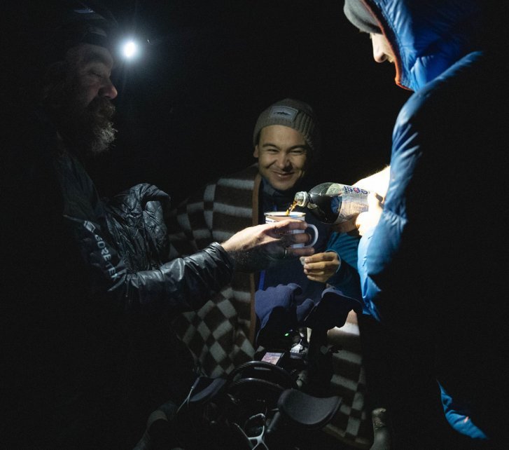 Marcel und Christian freuen sich im Camp über eine Cola. 