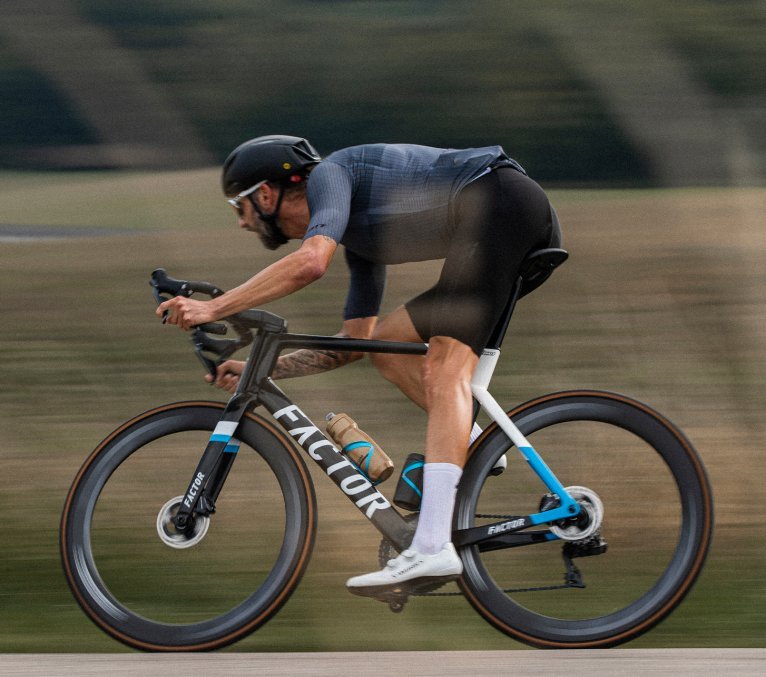 Rennradfahrer auf seinem Bike bei einer Tour