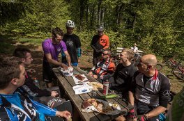 Teilnehmer Teste die Besten beim Mittagsessen mitten im Wald