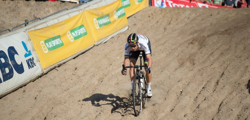 Der amtierende CX Weltmeister Wout van Aert stürzt sich ins "Pit".