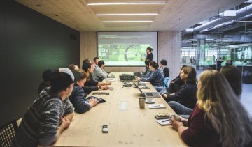 Meeting Konferenzraum mit allen Beteiligten zum bc Relaunch