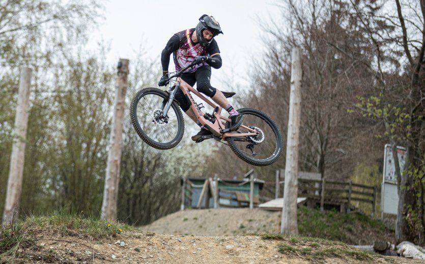 Les pédales à plateforme, également connues sous le nom de pédales plates, sont principalement utilisées dans les secteurs du VTT et de la randonnée.