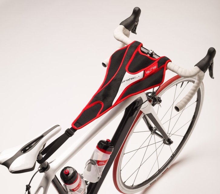 Foto de estudio: Un recogedor de sudor negro y rojo de Elite está montado en una bicicleta de ruta.