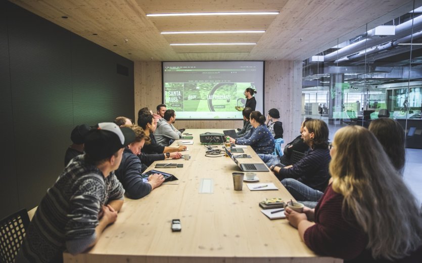 Meeting Konferenzraum mit allen Beteiligten zum bc Relaunch