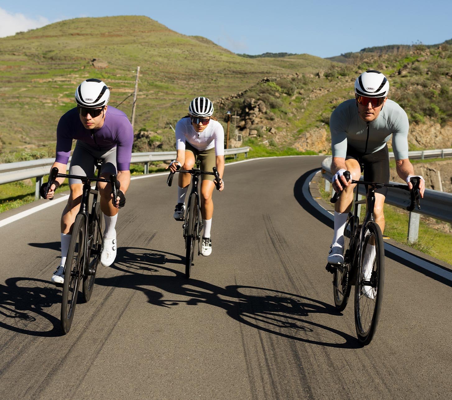 GripGrab Rennradbekleidung für Performance-Radsport auf kurviger Bergstraße