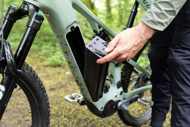 Nahaufnahme des Akkubereichs am Specialized Turbo Levo R E-MTB mit dem serienmäßigen 840-Wh-Akku