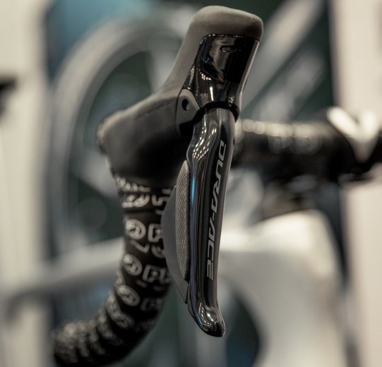 Detalle de una maneta de cambios/frenos Shimano Dura-Ace Di2.