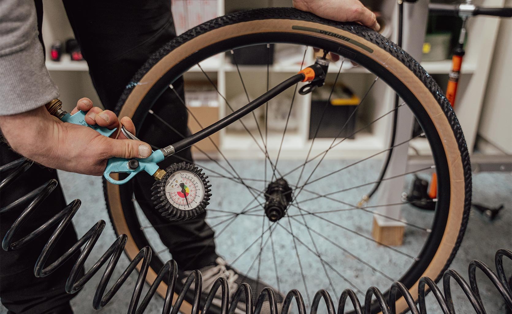 Pneu de vélo gonflé avec un compresseur via la valve pour le mettre correctement en place sur la jante.