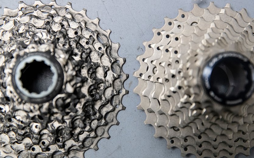 Vergleichsbild zweier Shimano-Kassetten. Rechts eine neue, auf der linken Seite des Bildes eine mit deutlich Abnutzungsspuren. 