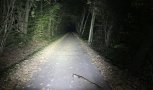 Überblick: Lichtkegelbilder von 16 Fahrrad- und Helmlampen 