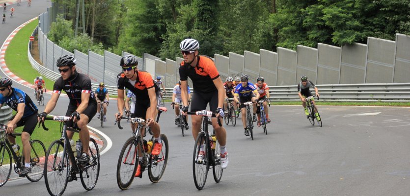 Stefan und Emils aus dem Serivce kämpfen sich durch die hohe Acht am Nürburgring.