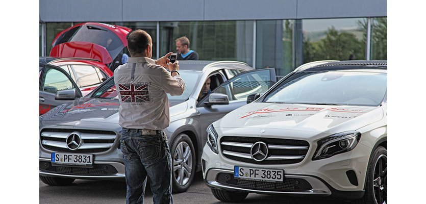 Jeder Teilnehmer reist mit einem Mercedes-Benz GLA an