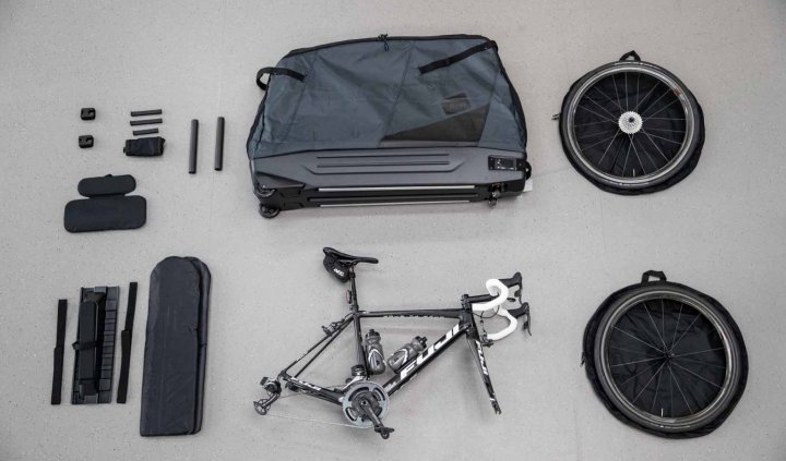 The B&W Bike Bag II combines the flexibility and lightness of a bag with the stability of a hard case.