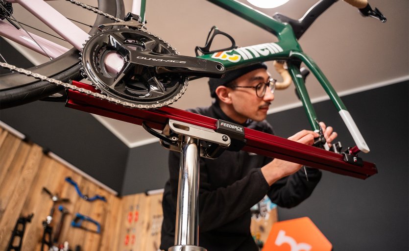 Para las tijas de sillín aerodinámicas y los cuadros de carbono sensibles, lo ideal son los soportes de montaje con fijación a la horquilla o al pedalier.