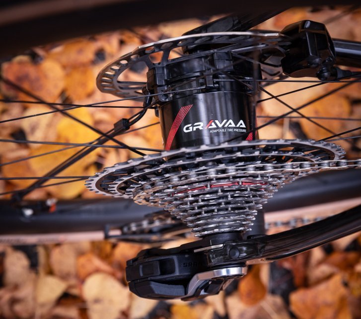 Die pumpenden Naben von Gravaa sind der Gamechanger im Radrennsport: Mit ihnen hast Du jederzeit den zum Untergrund passenden Luftdruck. Ohne anzuhalten! 