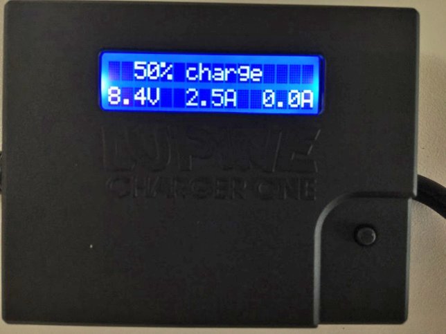 Die Storage Funktion des Charger One lädt den Akku zur Lagerung auf 50%.