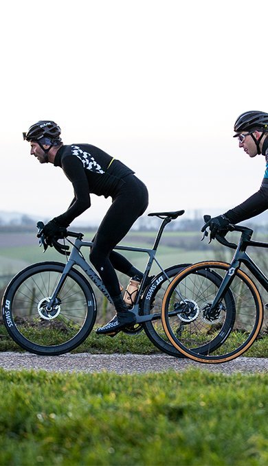 DT Swiss Rennrad Felgen in winterlicher Abendstimmung