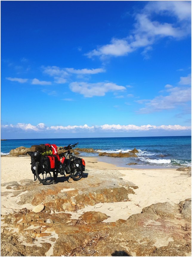 Drahtesel am korsischen Strand.